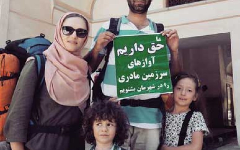 راهپیمایی ۶۰ روزه خانواده مشهدی در اعتراض به لغو کنسرت‌ها + عکس